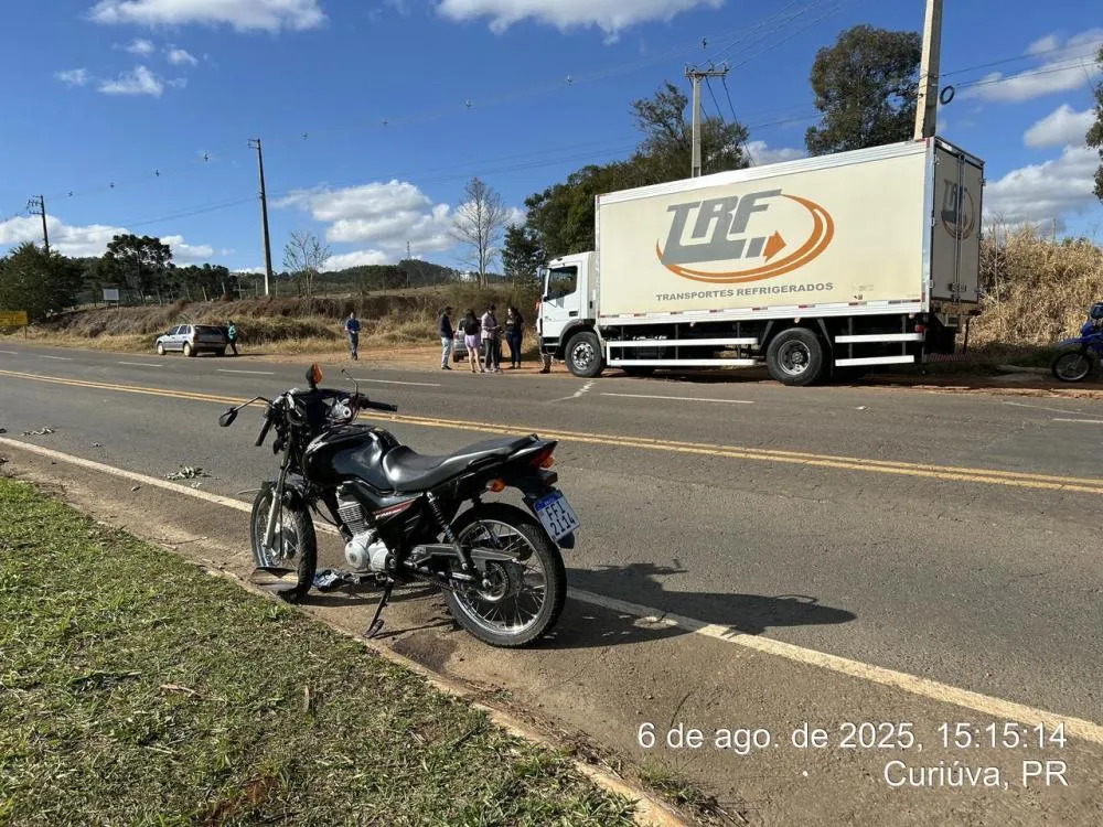 Colisão entre moto e caminhão deixa homem em estado grave