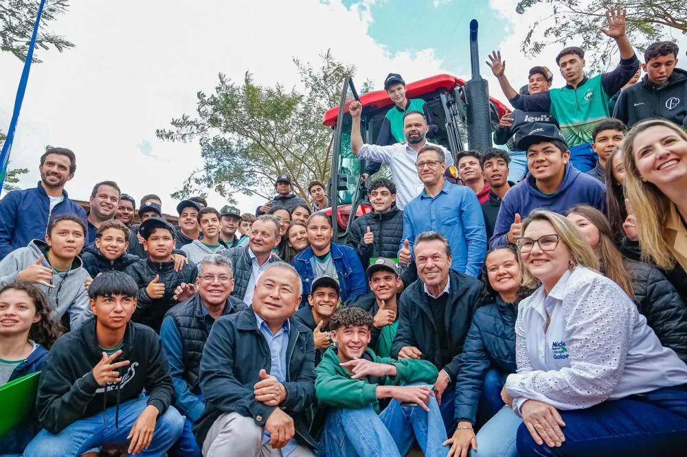 Governo do Paraná entrega equipamentos a três colégios agrícolas da região