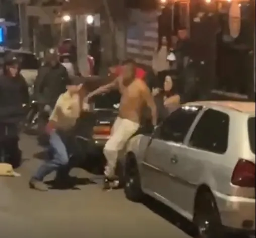 Briga generalizada termina com três pessoas esfaqueadas no meio da rua