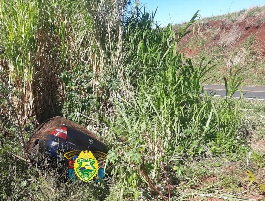 Carro cai em “caixa seca” e deixa três pessoas feridas