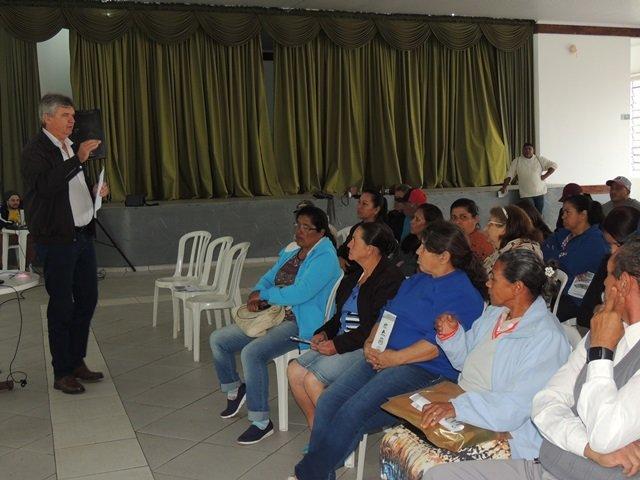Famílias beneficiadas com regularização fundiária participam de assembleias