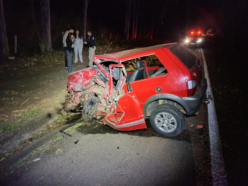 Colisão com carreta destrói Fiat Uno e deixa motorista em estado grave em Wenceslau Braz 