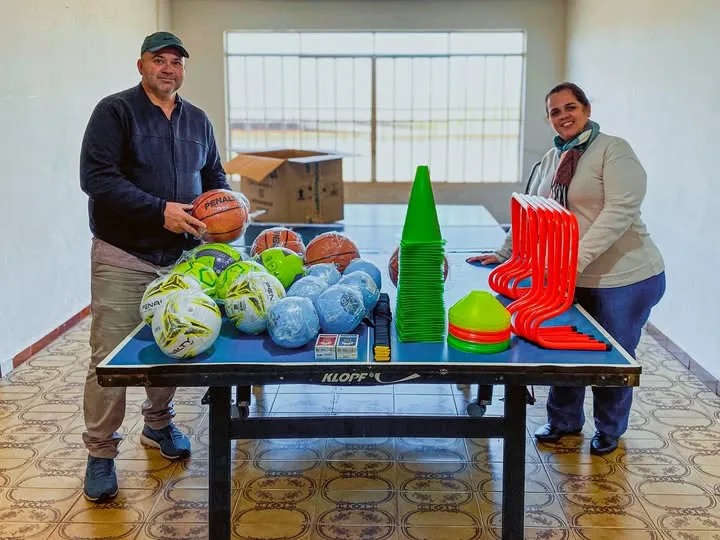 Japira entrega kits esportivos para fortalecer as atividades do Grupo da Terceira Idade
