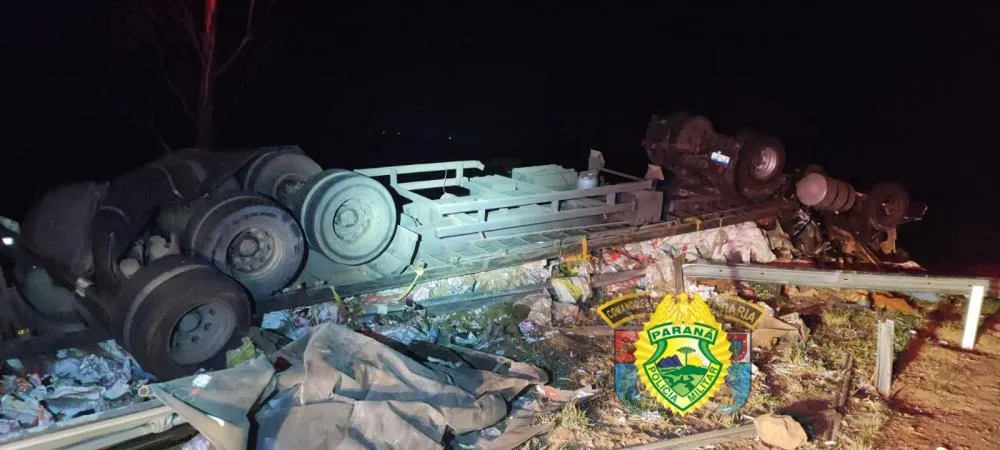 Motorista morre após caminhão capotar em uma curva