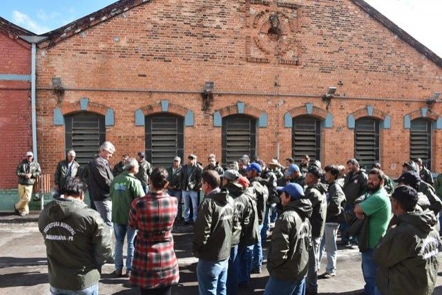 Servidores municipais recebem uniforme de inverno em Jaguariaíva