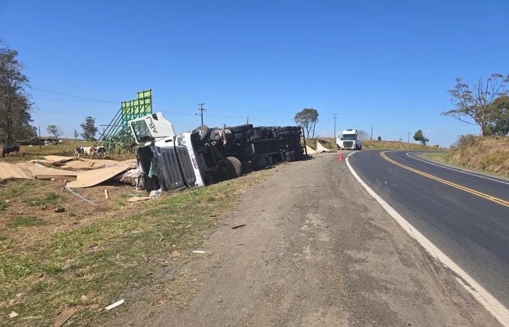 Carreta tomba e deixa caminhoneiro idoso ferido na PR092
