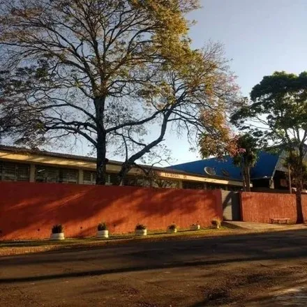 Briga entre amigas termina com aluna esfaqueada na frente de escola em Calógeras