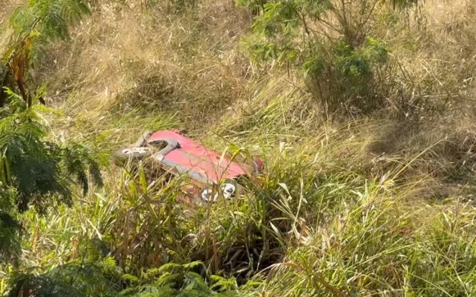 Idoso capota carro após perder o controle em rodovia do Norte Pioneiro