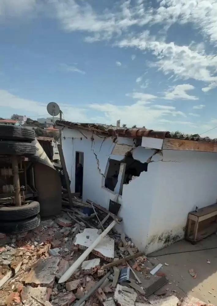 Vídeo mostra momento em que motorista perde controle de carreta e destrói casa em São José da Boa Vista