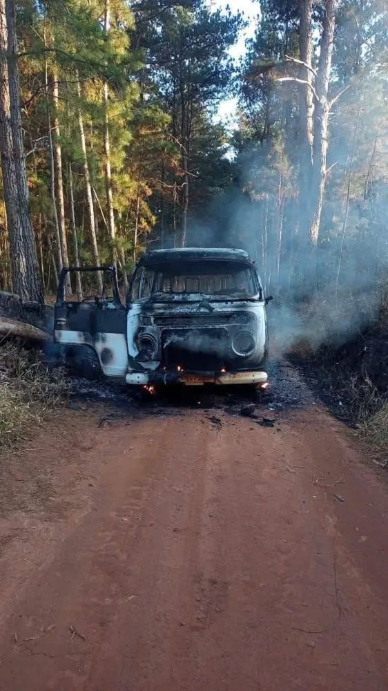 Kombi escolar é incendiada após assalto no Norte Pioneiro