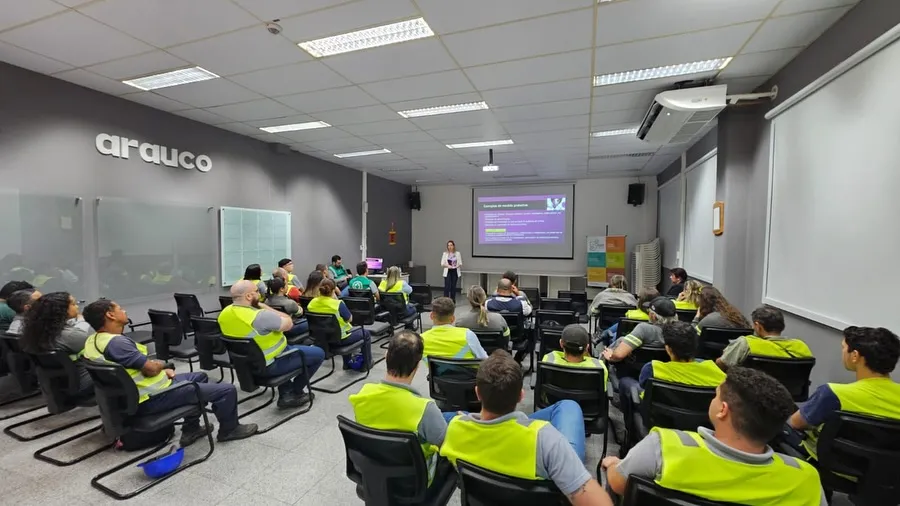 Equipe da Assistência Social de Arapoti leva conscientização sobre Agosto Lilás à Arauco