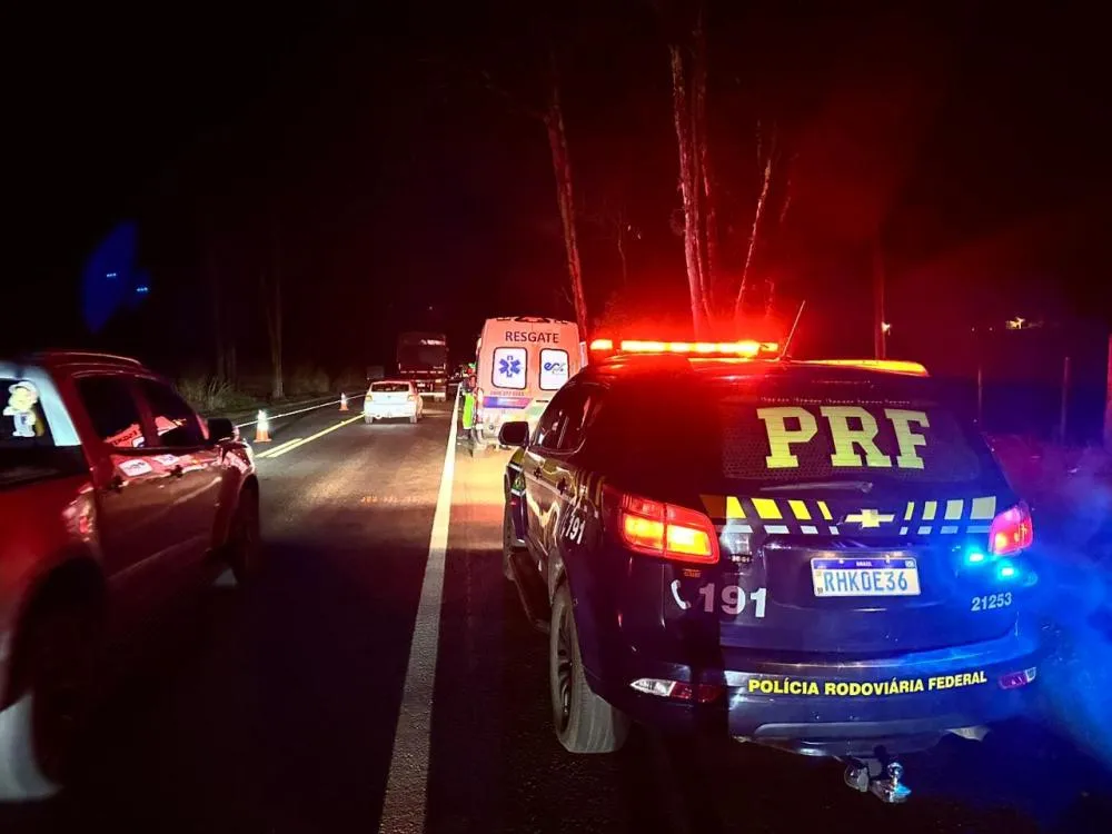 Homem morre após bater moto de frente com carreta