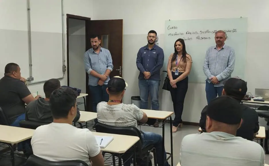 Sengés e SENAI iniciam curso de mecânica e eletricidade de veículos pesados