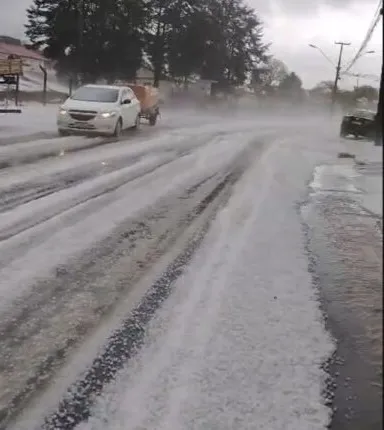 Chuva de granizo assusta moradores e deixa estragos em Castro
