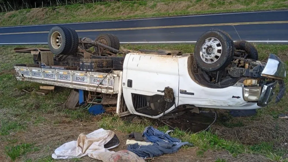 Caminhão capota e moradores de Arapoti e São José da Boa Vista ficam feridos
