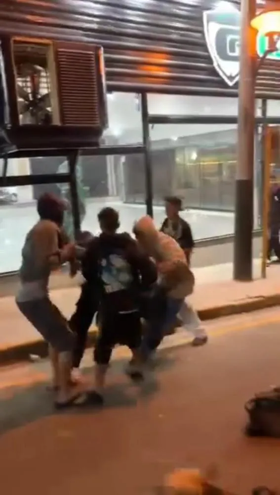 Brutalidade em Siqueira Campos: adolescente é espancado por grupo de jovens no centro da cidade; veja o vídeo