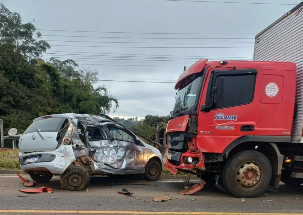 Colisão entre carro e caminhão mata mulher e deixa homem em estado grave