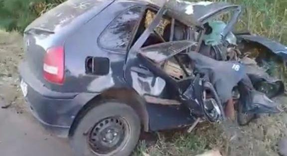 Motorista sobrevive milagrosamente à acidente entre carro e carreta na PR-092