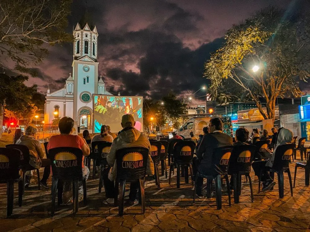 Cinema gratuito com pipoca e programação para toda família chega ao Norte Pioneiro