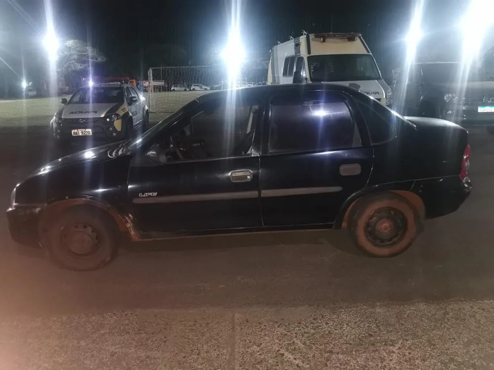 Motorista bebe todas e acaba preso com o carro parado no meio da rua