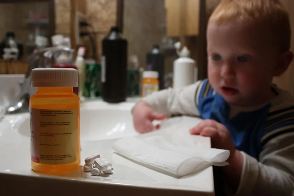 Com aumento de incidentes na região, pais devem redobrar atenção com medicamentos em casa
