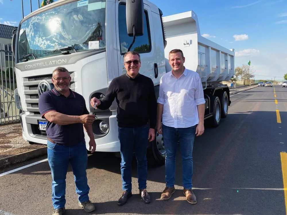 Com apoio de Alexandre Curi, Arapoti recebe novo caminhão para reforçar obras no município