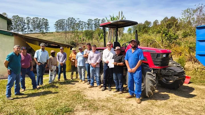 Prefeitura de Arapoti entrega trator agrícola e novos equipamentos para Associação dos Produtores Rurais