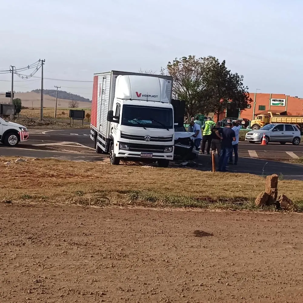Acidente grave deixa passageiro ferido e trânsito lento em rodovia da região