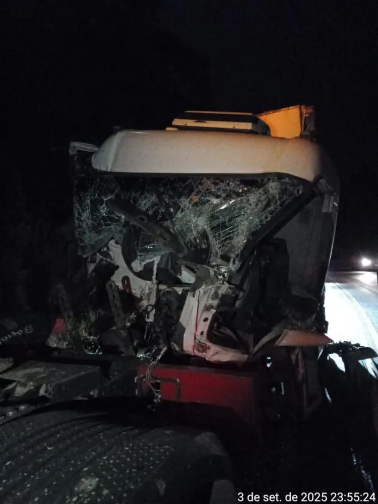 Acidente entre caminhões deixa motorista gravemente ferido