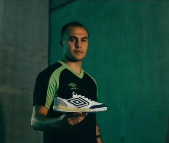 Jogador de Arapoti fecha contrato com a Umbro e ganha projeção internacional no futsal