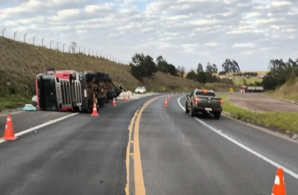 Motorista perde o controle em curva e tomba carreta em Jaguariaíva
