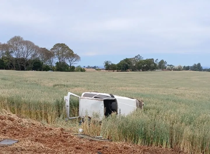 Motorista capota carro em rodovia que liga Wenceslau Braz a Santana do Itararé
