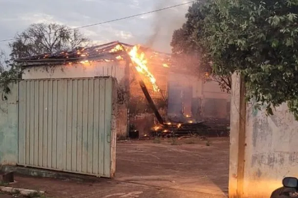 Incêndio destrói prédio de escola histórica da região