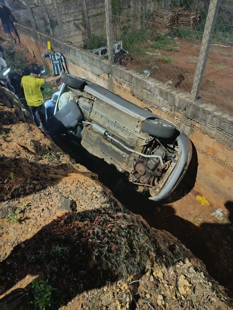 Carro despenca de barranco após motorista perder o controle em Wenceslau Braz 