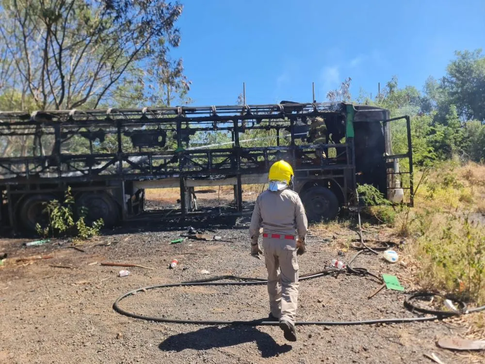 Homem é pego roubando peças de ônibus e reage colocando fogo no veículo