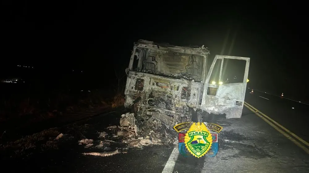 Motociclista morre e caminhão pega fogo em acidente na PR092