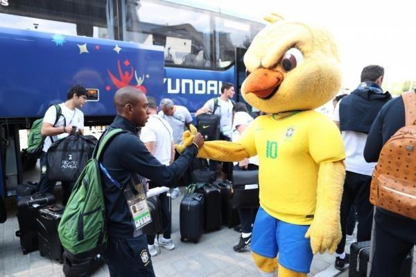 Tite explica Firmino no banco e confirma Fernandinho e Marcelo como titulares