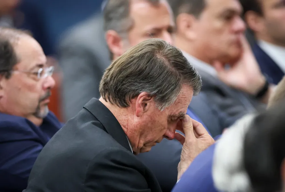 Bolsonaro é condenado a 27 anos de prisão por tentativa de golpe