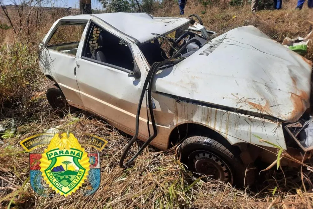 Acidente entre Uno e Corolla deixa dois motoristas feridos