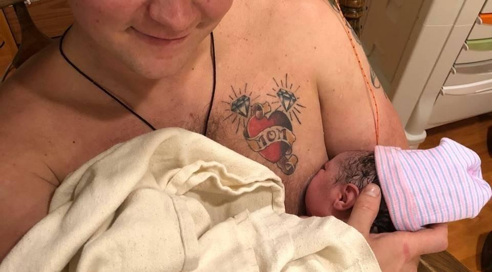 Pai 'amamenta' sua filha após mãe ficar internada depois do parto