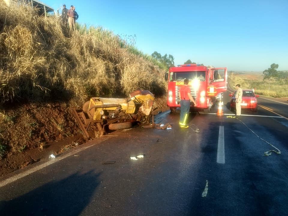 Trabalhadores morrem após colisão entre carreta e trator