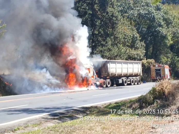 Caminhão carregado com açúcar pega fogo e interdita a PR-092