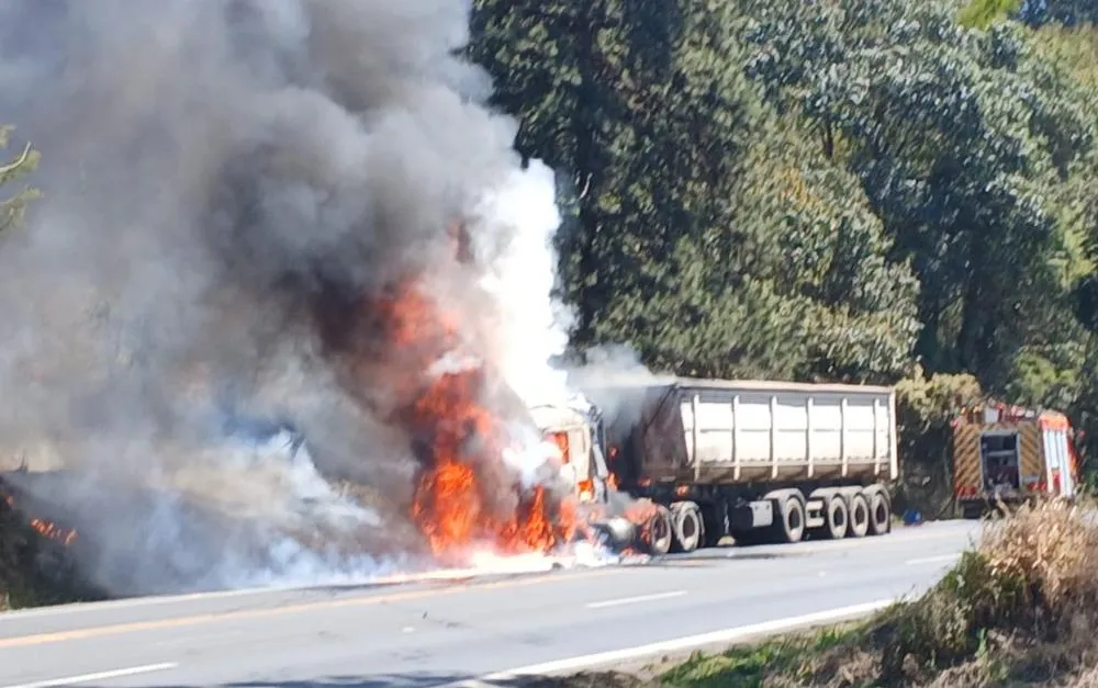 Carreta carregada com açúcar pega fogo na PR-092