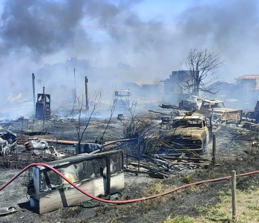 Incêndio deixa cenário de guerra em reciclagem do Norte Pioneiro