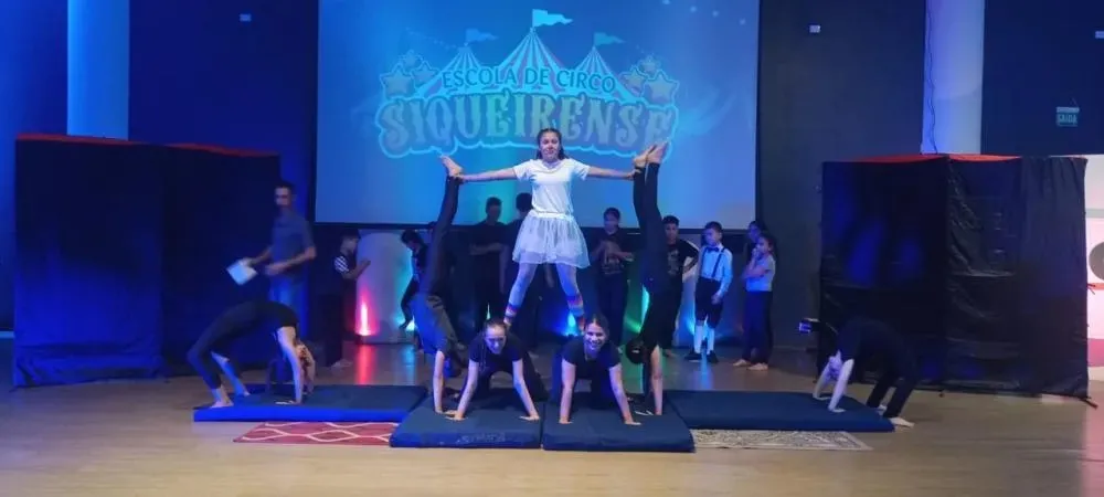Artistas de Siqueira Campos realizam show em Santo Antônio da Platina