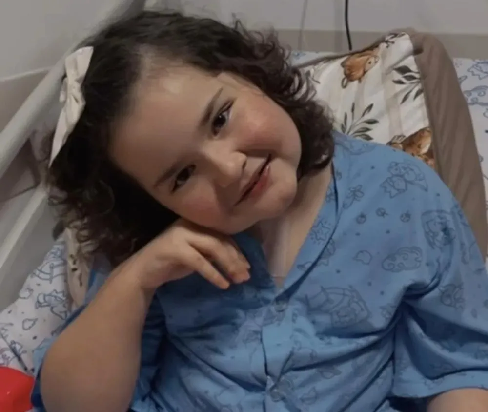 Menina do Norte Pioneiro luta contra o câncer em Curitiba e família pede orações