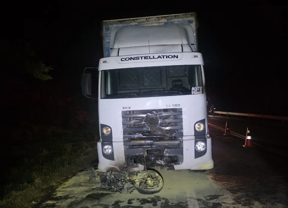 Acidente entre moto e caminhão mata homem na PR092