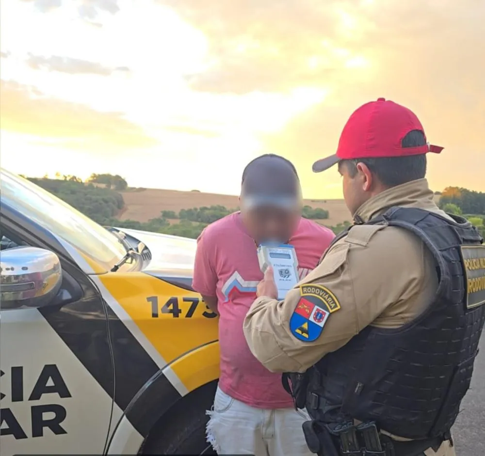 Motorista embriagado é preso fazendo ziguezague na PR-092