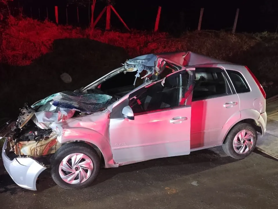 Duas pessoas ficam feridas após carro entrar embaixo de caminhão na PR092