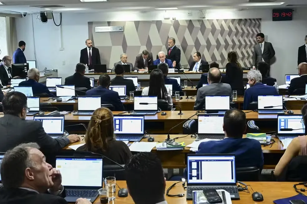 Em votação unânime, CCJ do Senado rejeita e enterra PEC da Blindagem